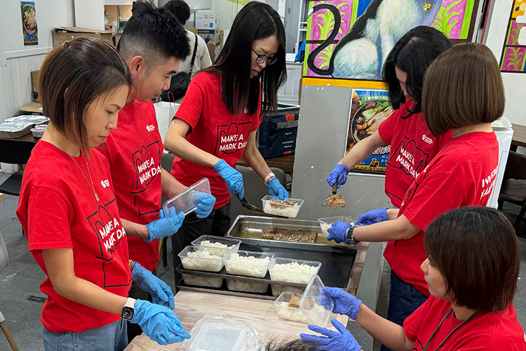 volunteers filling dinner boxes